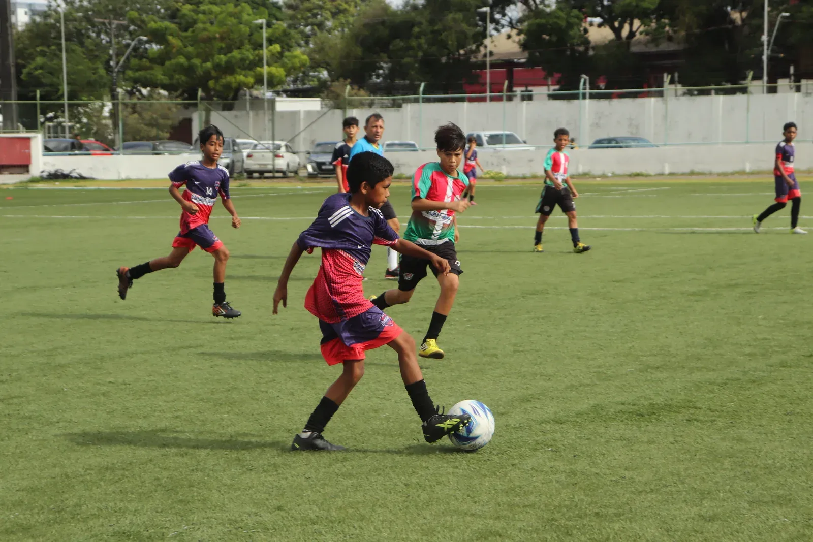 Crianças disputam partida de futebol de base durante a 3ª Copa da Integração em Macapá