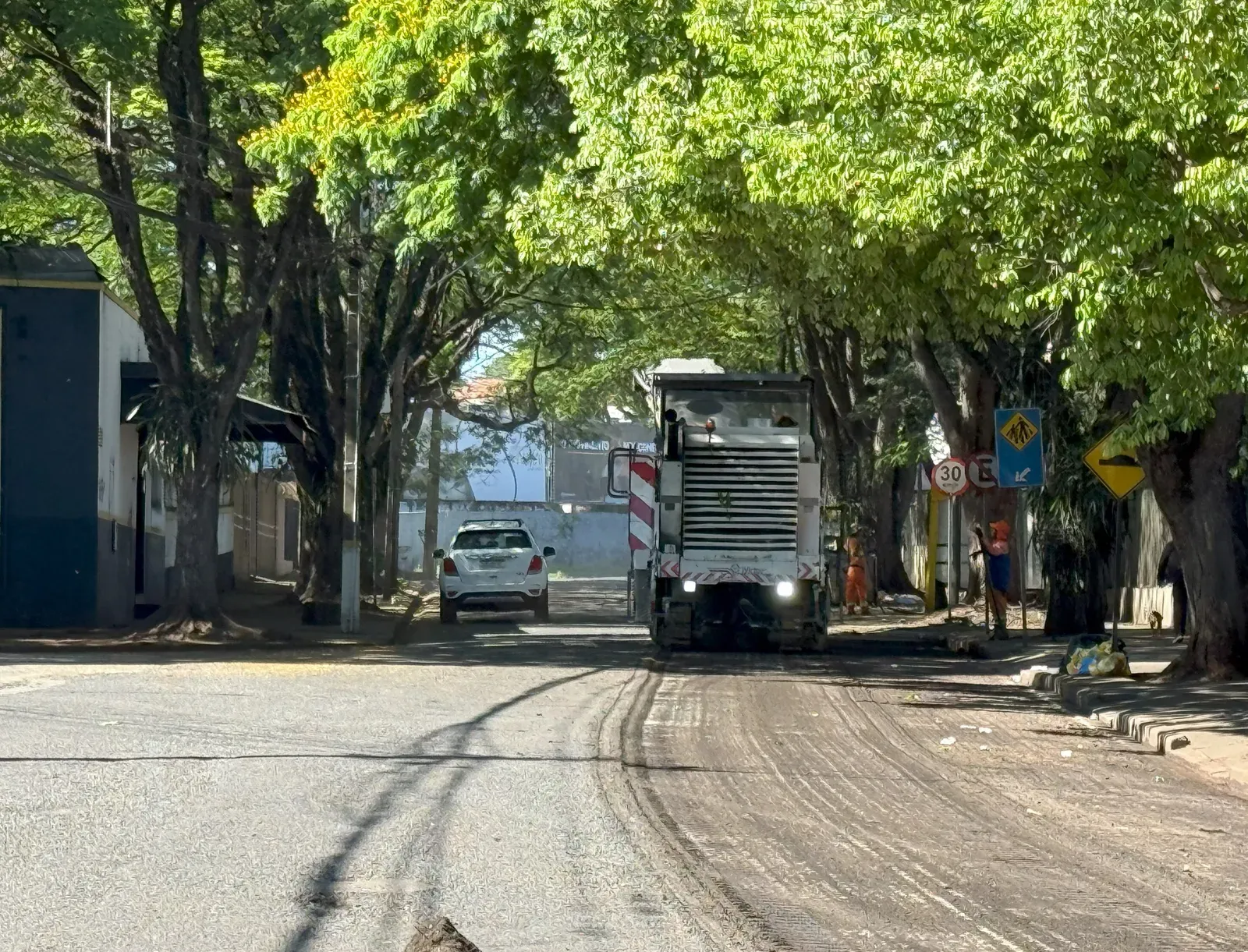Equipe realiza fresagem do pavimento na Avenida Londrina, em Maringá